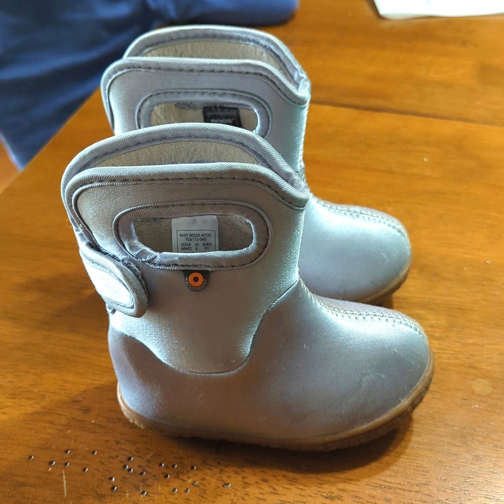 Bogs infant size 5 boots silver